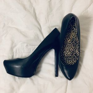 Black Pumps